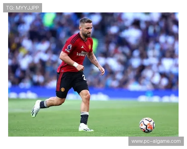 门将教练场边递战术板,诺丁汉森林门将扑点后指看台致意