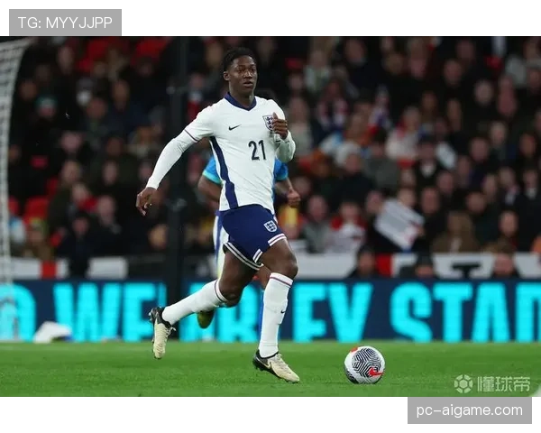 官方：曼联与18岁青训前锋梅努续约至2030年