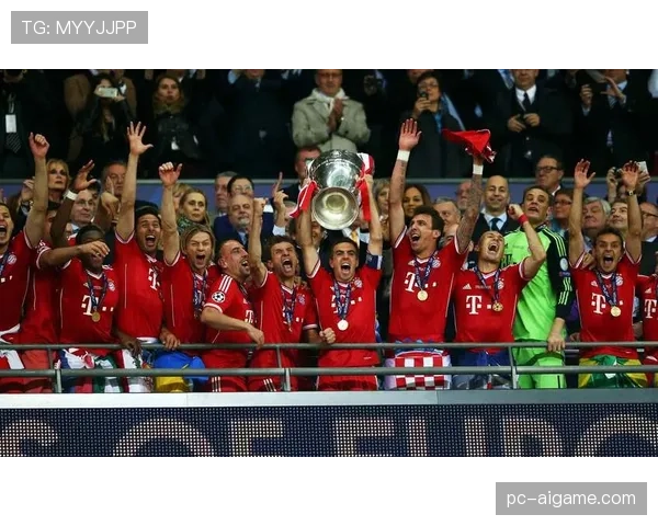 镜头捕捉:拜仁助教在转换丢失球权后,立即向场内球员大声传达战术指令 镜头捕捉:拜仁助教在转换丢失球权后,立即向场内球员大声传达战术指令